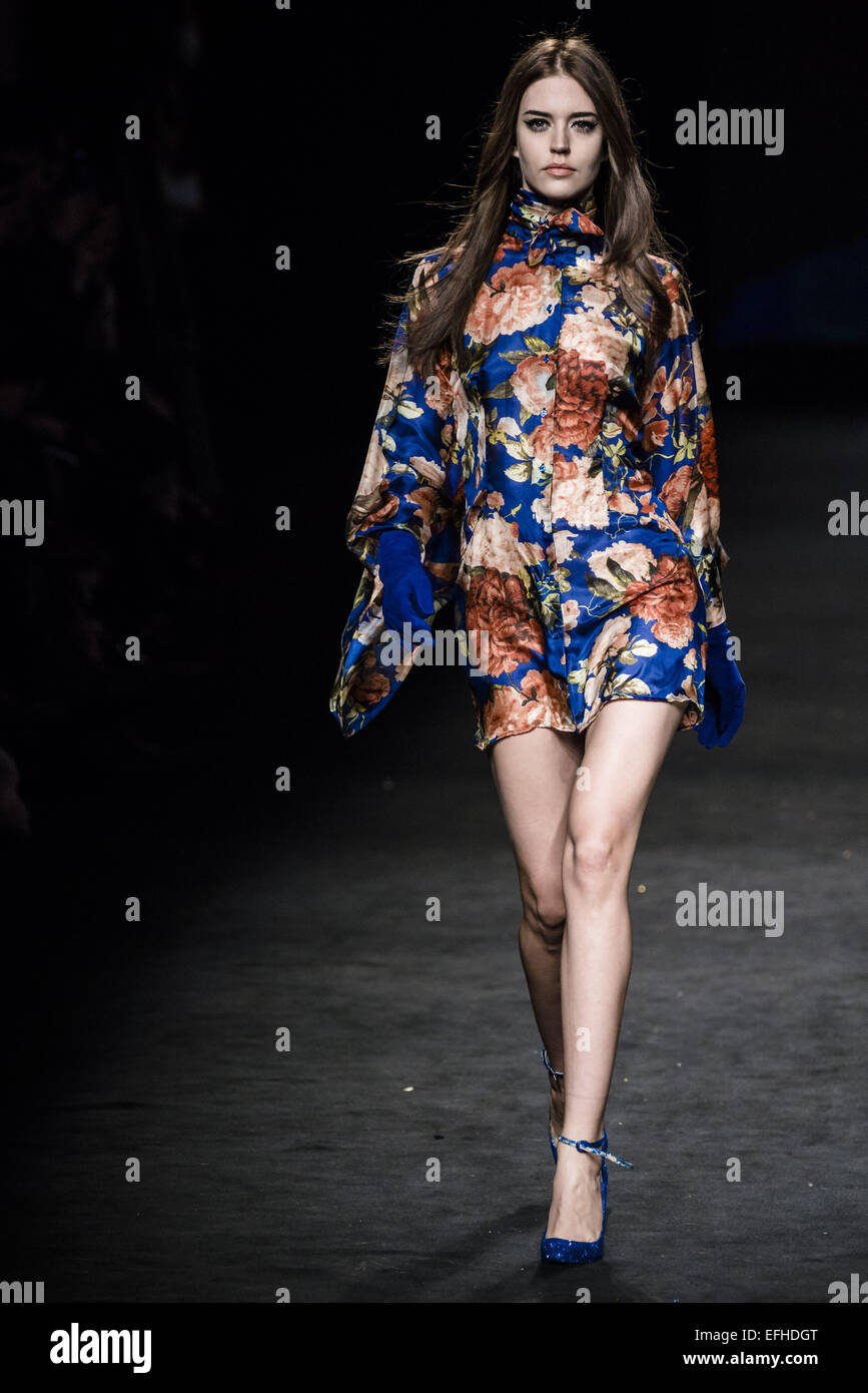 Barcelona, Katalonien, Spanien. 4. Februar 2015. Models auf dem Laufsteg präsentieren die neue Menchén TomÃ s Herbst/Winter 2015 Kollektion am 080 Barcelona Fashion. Bildnachweis: Matthias Oesterle/ZUMA Wire/ZUMAPRESS.com/Alamy Live-Nachrichten Stockfoto