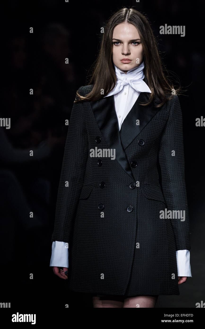 Barcelona, Katalonien, Spanien. 4. Februar 2015. Models auf dem Laufsteg präsentieren die neue Menchén TomÃ s Herbst/Winter 2015 Kollektion am 080 Barcelona Fashion. Bildnachweis: Matthias Oesterle/ZUMA Wire/ZUMAPRESS.com/Alamy Live-Nachrichten Stockfoto