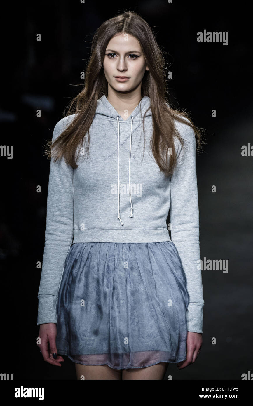 Barcelona, Katalonien, Spanien. 4. Februar 2015. Models auf dem Laufsteg präsentieren die neue Menchén TomÃ s Herbst/Winter 2015 Kollektion am 080 Barcelona Fashion. Bildnachweis: Matthias Oesterle/ZUMA Wire/ZUMAPRESS.com/Alamy Live-Nachrichten Stockfoto