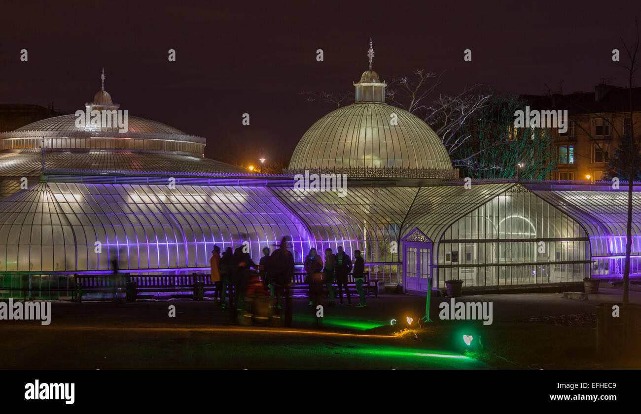 Der Kibble Palace leuchtet während der Elektrischen Gärten/Lux Botanicum, bei Glasgow Botanic Gardens von West End Festival organisiert. Stockfoto