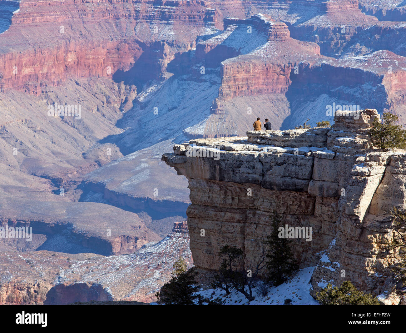 Grand Canyon, Arizona, zwei Freunde am Rande des Tals Stockfoto