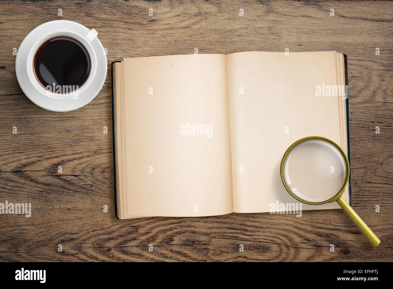 Tagebuch oder offenes Buch mit Lupe und Kaffee Tasse. Stockfoto