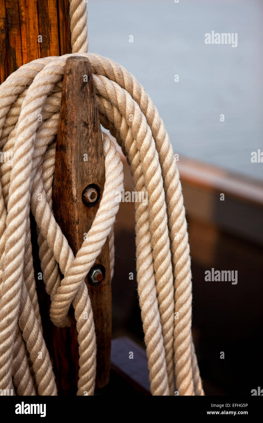 Seile auf einem Segelboot Stockfoto