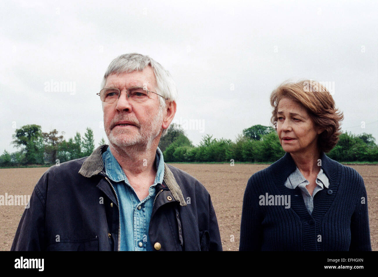 Eine undatiertes Handout Bild zeigt Schauspieler Tom Courtenay und Charlotte Rampling in ein Standbild aus dem Film "45 Jahre" von Regisseur Andrew Haigh. Der Film werden im offiziellen Wettbewerb der 65. jährlichen Berliner Filmfestspiele "Berlinale", das von 05 bis 15. Februar 2015 läuft präsentiert. Foto: AGATHA A. NITECKA/45 Jahre FILM LTD/BERLINALE/Dpa - obligatorische CREDIT/NO Vertrieb/Nutzung nur bis 15 März 2015 HANDOUT nur zur redaktionellen Nutzung - Stockfoto