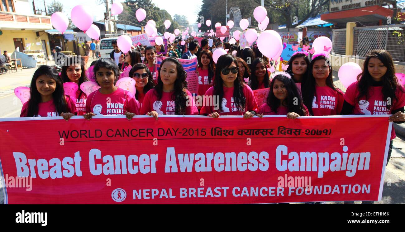 Kathmandu, Nepal. 4. Februar 2015. Nepalesische Frauen halten einen Banner teilnehmen an einer Kundgebung anlässlich World Cancer Tag in Kathmandu, Nepal, 4. Februar 2015. Das Thema des Welt-Krebs-Tag ist in diesem Jahr "nicht über uns". © Sunil Sharma/Xinhua/Alamy Live-Nachrichten Stockfoto