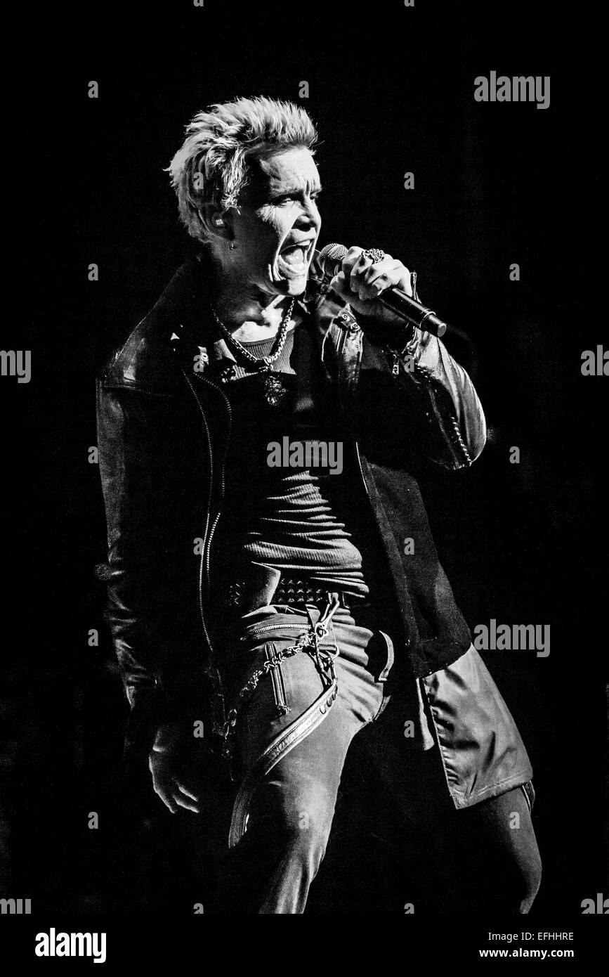 Toronto, Ontario, Kanada. 4. Februar 2015. Englische Rock-Musiker, Songwriter und Schauspieler BILLY IDOL performt ausverkaufter Show in der historischen Massey Hall in Toronto. © Igor Vidyashev/ZUMA Draht/Alamy Live-Nachrichten Stockfoto