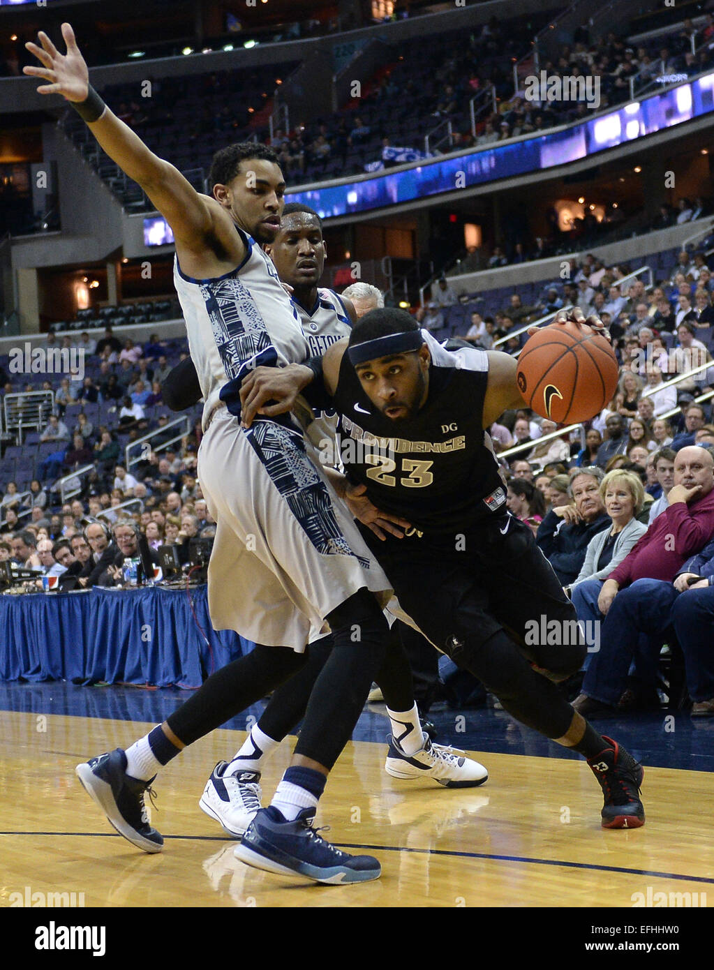 Washington, DC, USA. 4. Februar 2015. 20150204 - Providence nach vorne LaDontae Henton (23) versucht, macht seinen Weg letzten Georgetown weiterleiten Isaac Copeland (11) im ersten Halbjahr eine NCAA Männer Basketball-Spiel im Verizon Center in Washington. Providence besiegt Georgetown, 74-71. Bildnachweis: Chuck Myers/ZUMA Draht/Alamy Live-Nachrichten Stockfoto