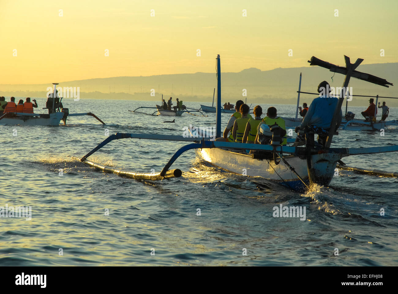 Boote mit Touristen Anzeigen von Delfinen in Bali Indonesien Stockfoto