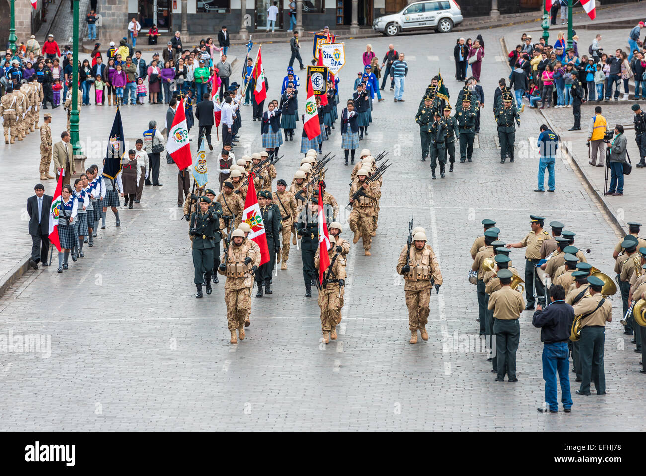 Cusco, Peru - 14. Juli 2013: Peruanische Soldaten marschieren in der Plaza de Armas in Cusco-Peru Stockfoto