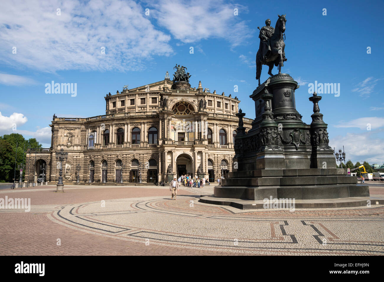 König John Statue vor Semperoper Gebäude in den Theaterplatz, Dresden, Deutschland, Europa, Stockfoto