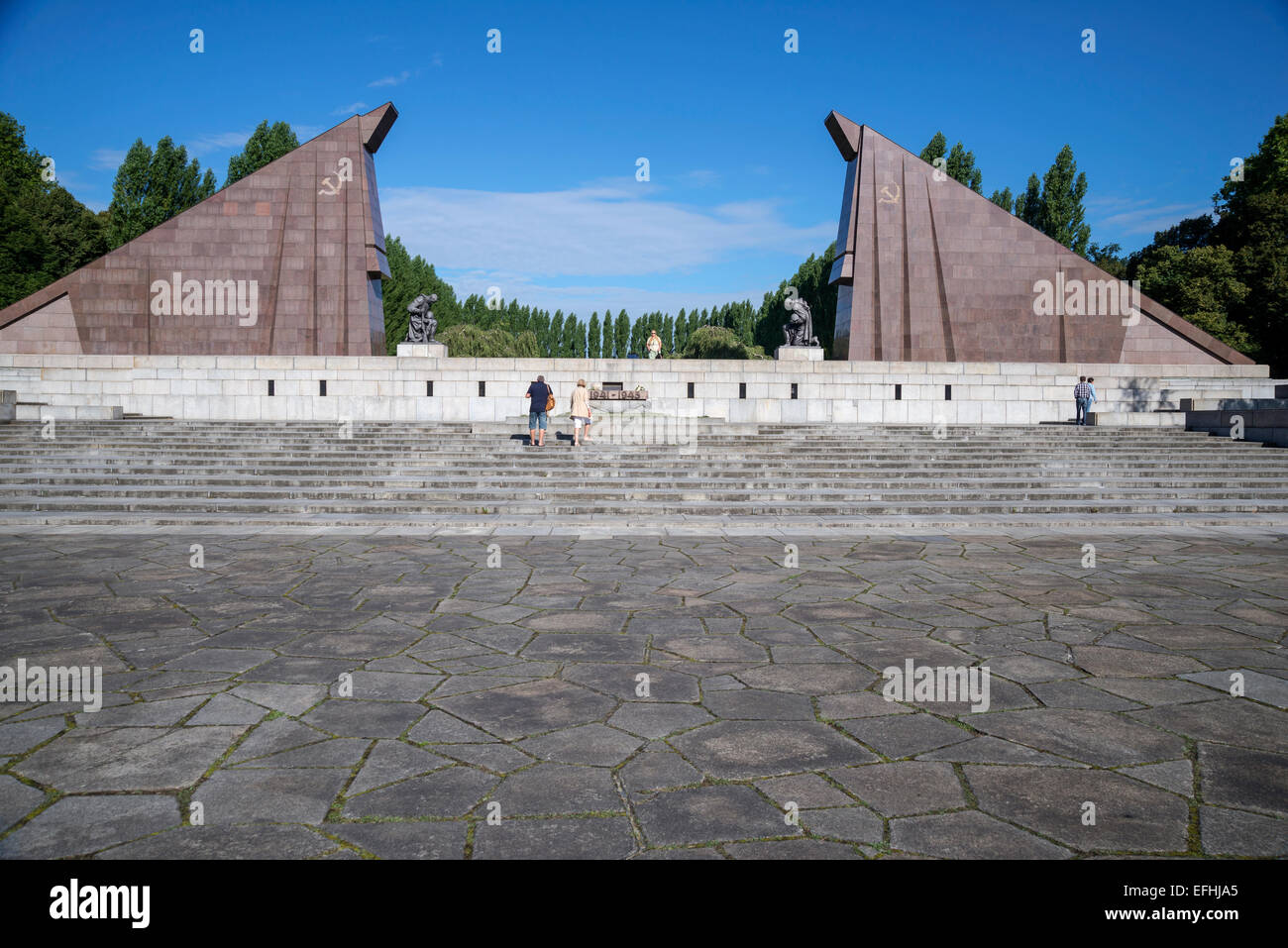 Panorama des Portals, entworfen als stilisierte sowjetische Flaggen, das sowjetische Kriegsdenkmal, Treptower Park, Berlin, Deutschland Stockfoto