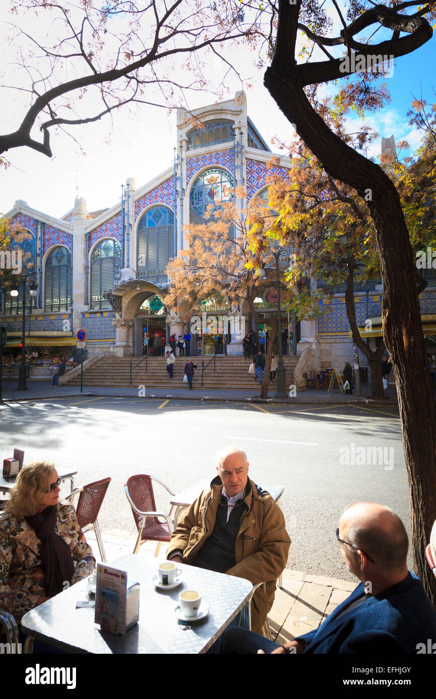 Menschen in einem Straßencafé gegenüber dem Osteingang zum Central Market Valencia Stockfoto