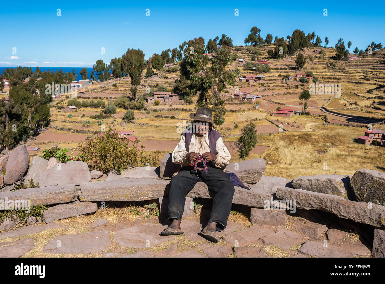 Puno, Peru - 25. Juli 2013: alte Weberei in den peruanischen Anden auf Taquile Island auf Puno Peru am 25. Juli 2013. Stockfoto