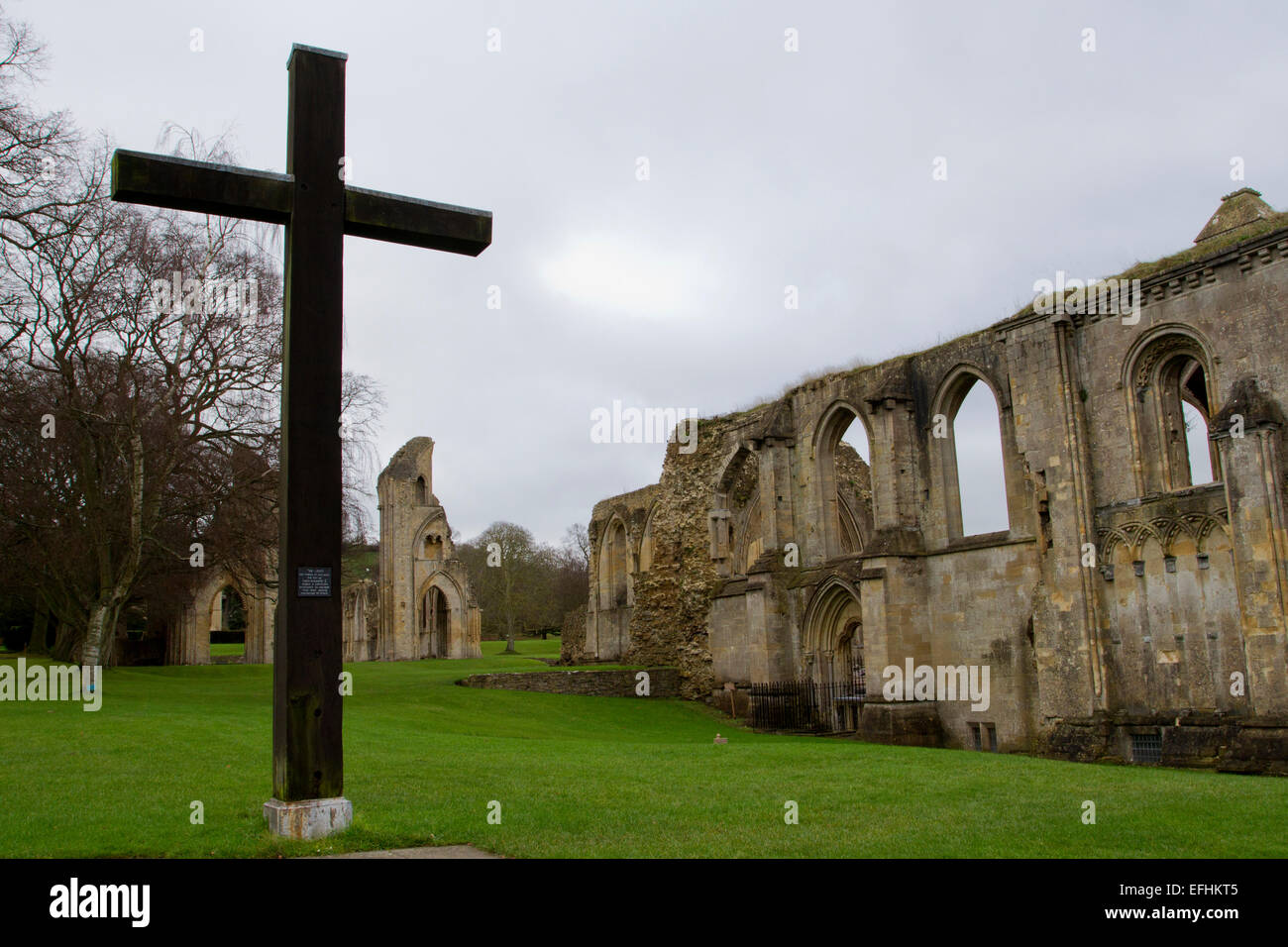 Ruinen der Abtei von Glastonbury, antike Monument und das Kreuz, Glastonbury, Somerset, England im Dezember Stockfoto