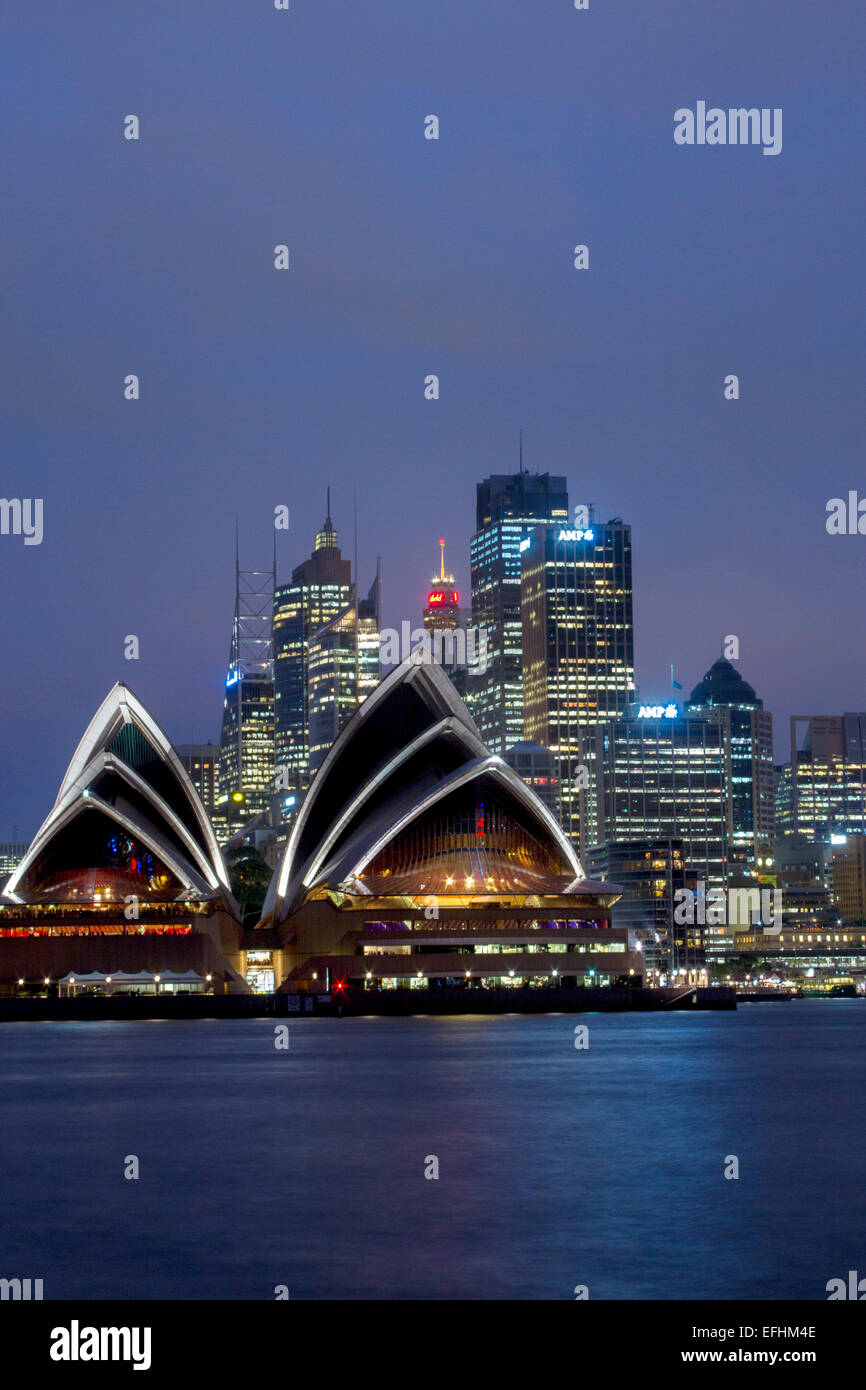 Sydney Opera House und CBD Skyline Wolkenkratzer Central Business District bei Nacht aus Kirribilli Sydney NSW, Australien Stockfoto