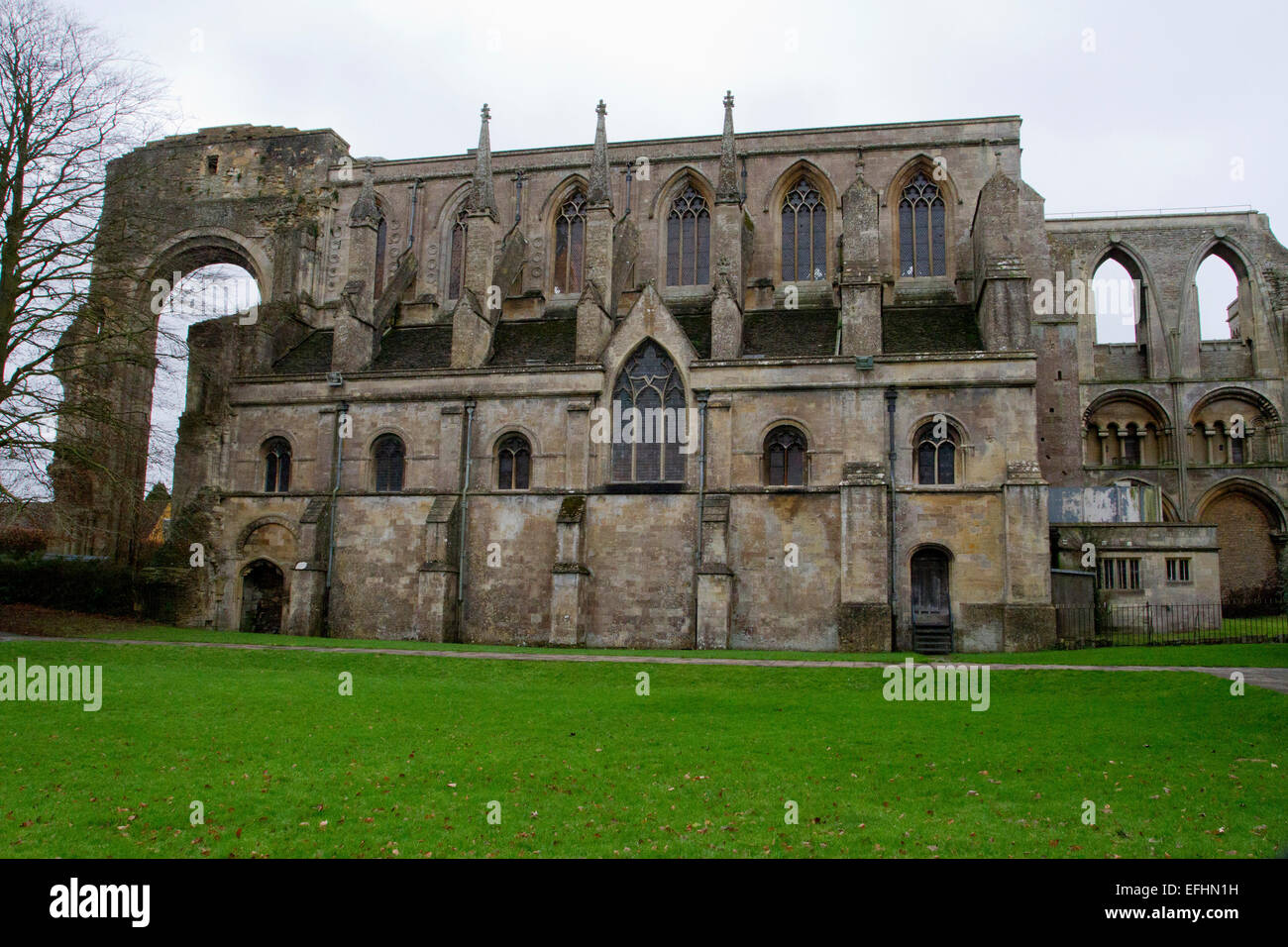 Ruinen von Malmesbury Abbey ein altes Kloster in Wiltshire, England im Dezember Stockfoto