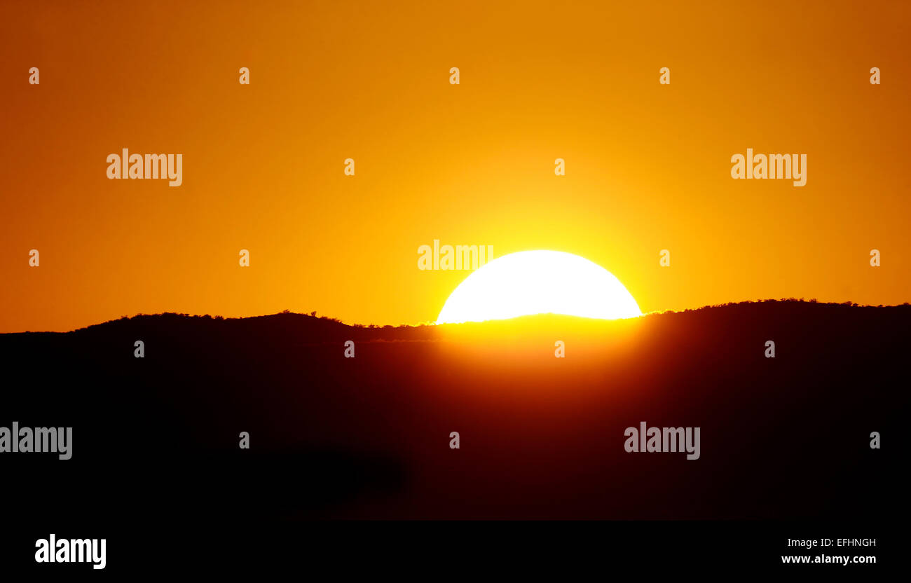 Sonnenuntergang hinter den Bergen Stockfoto