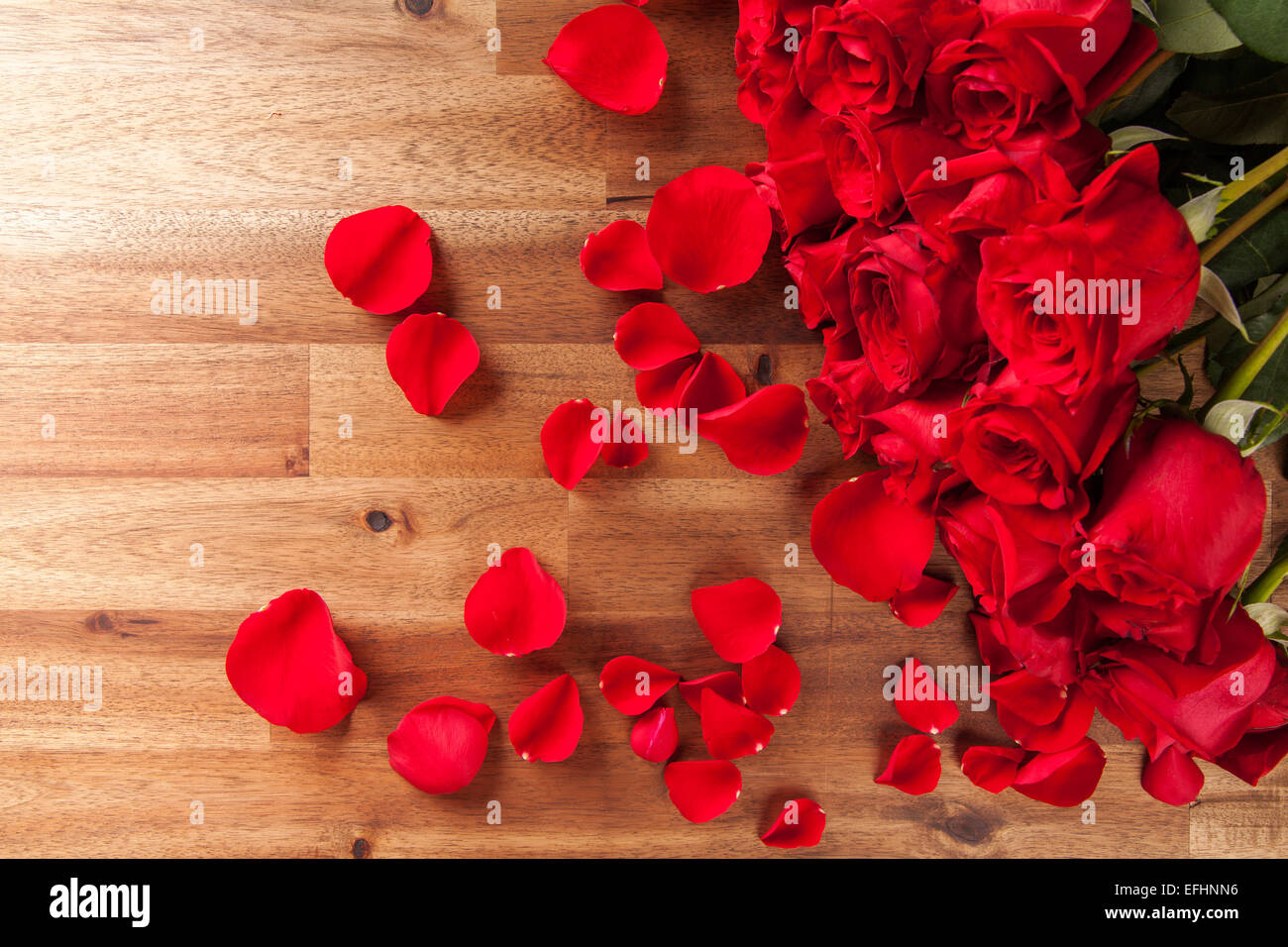 Strauß Rosen auf Schreibtisch aus Holz Stockfoto