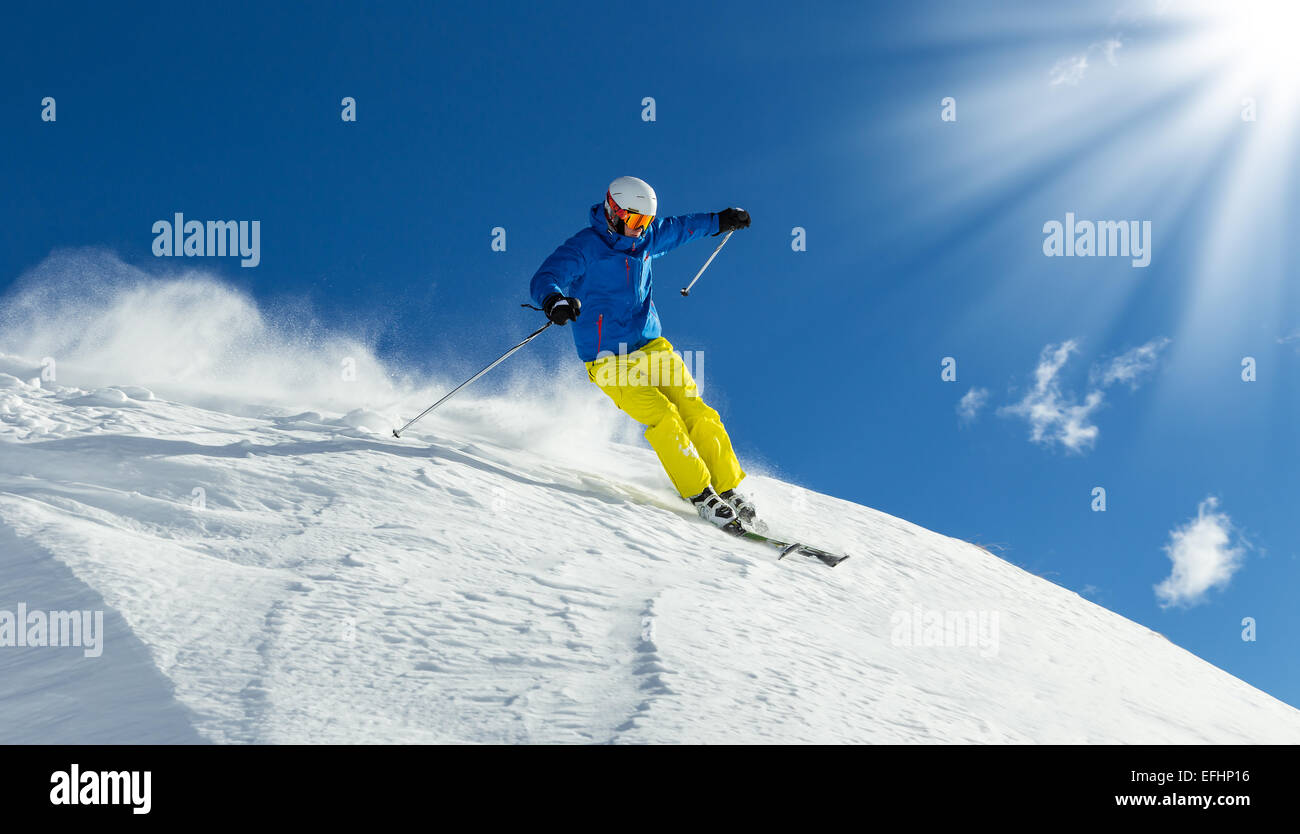 Männlichen Skifahrer auf downhill Freeride mit Sonne und Blick auf die Berge Stockfoto