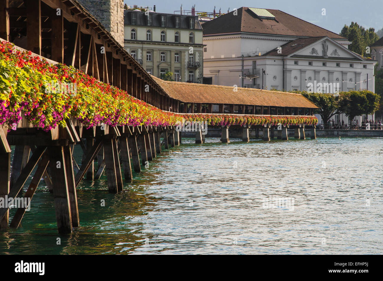 Kapellbrucke, berühmte Holzsteg in Luzern, Schweiz. Stockfoto