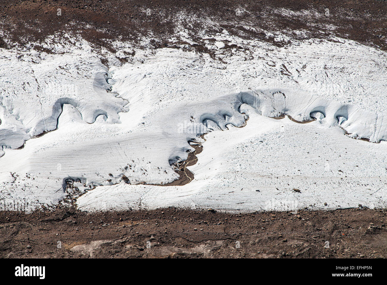 Bäche schlängelt sich durch Eis der Gornergletscher in den Schweizer Alpen. Stockfoto