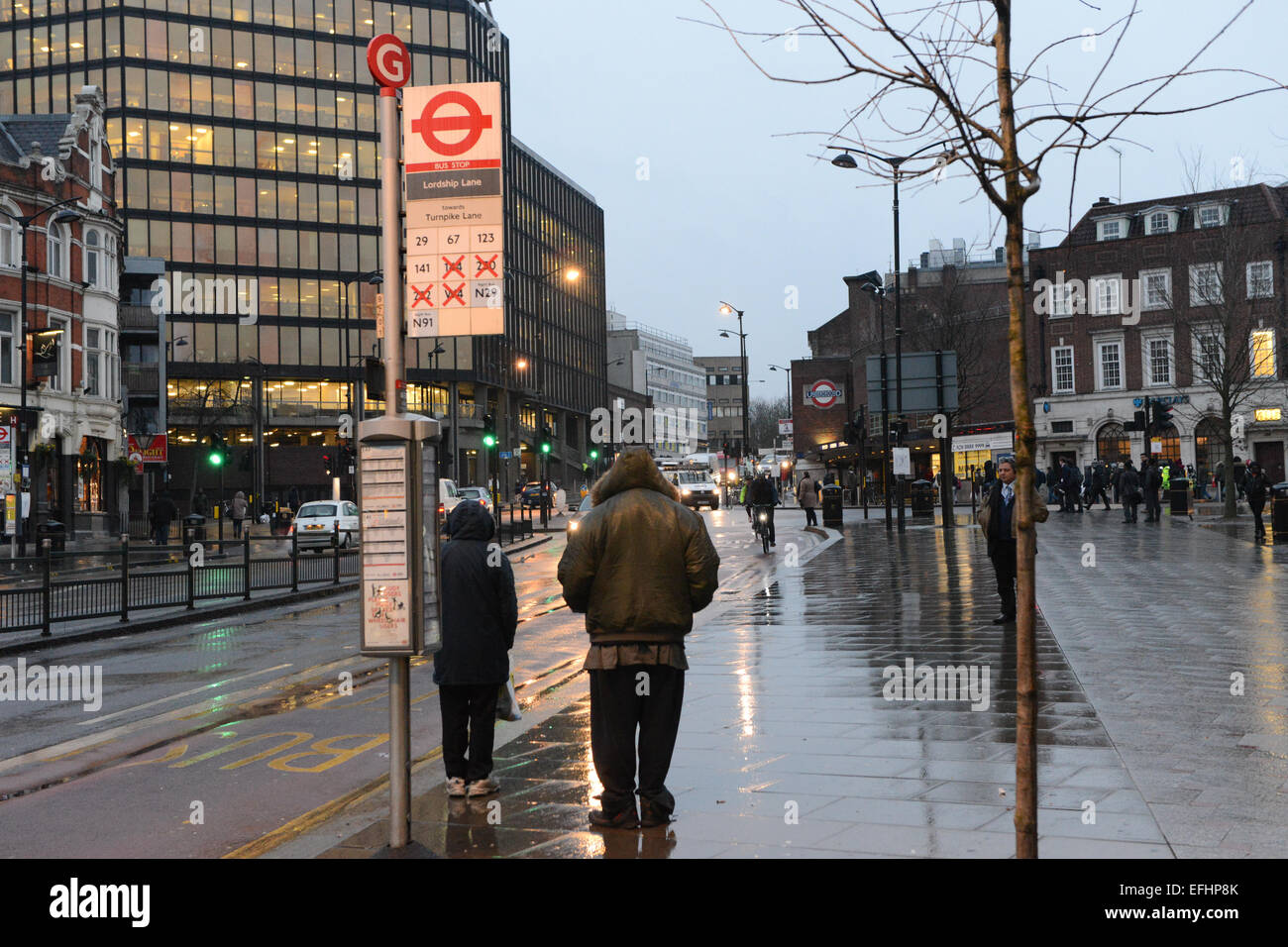 Wood Green, London, UK. 5. Februar 2015. Passagiere warten auf Busse am ersten Tag der drei Schläge durch London Busfahrer über Lohnunterschiede zwischen Unternehmen. Bildnachweis: Matthew Chattle/Alamy Live-Nachrichten Stockfoto