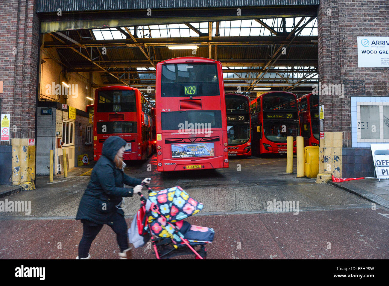 Wood Green, London, UK. 5. Februar 2015. Wood Green Büste Bahnhof Streikposten und parkenden Busse am ersten Tag der drei Schläge durch London Busfahrer über Lohnunterschiede zwischen Unternehmen. Bildnachweis: Matthew Chattle/Alamy Live-Nachrichten Stockfoto