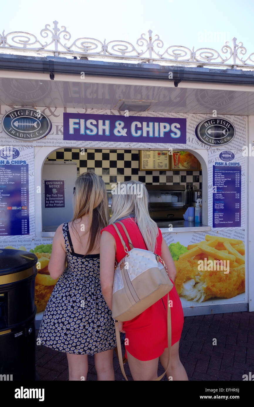 Touristen kaufen Fish And Chips am Pier von Brighton, East Sussex, England, UK Stockfoto