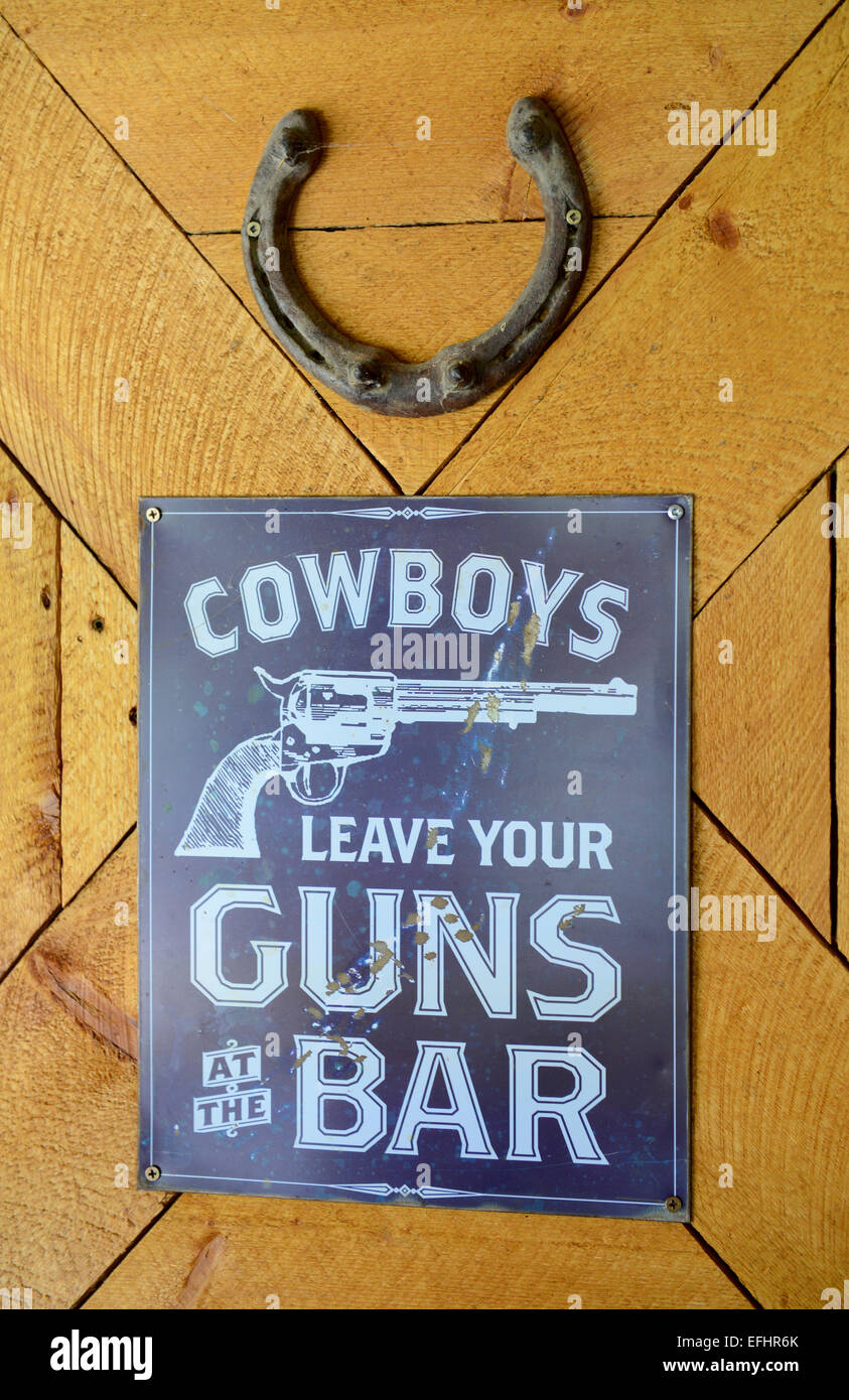 Cowboy-Zeichen, lassen Ihre Waffen an der Bar, Wilder Westen Stockfoto
