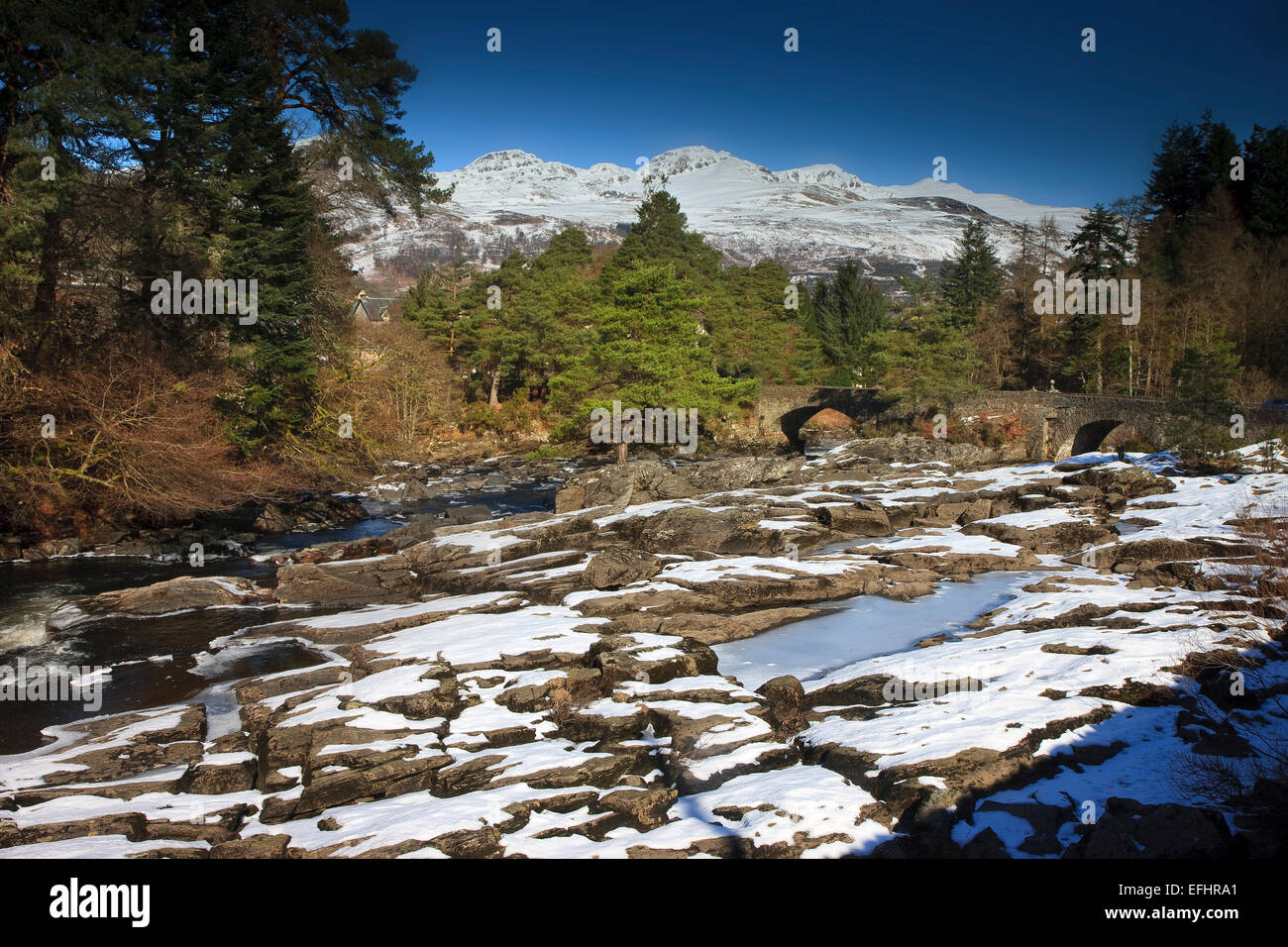 Winter kommt über die Wasserfälle von Dochart, Killin, Perthsire Stockfoto