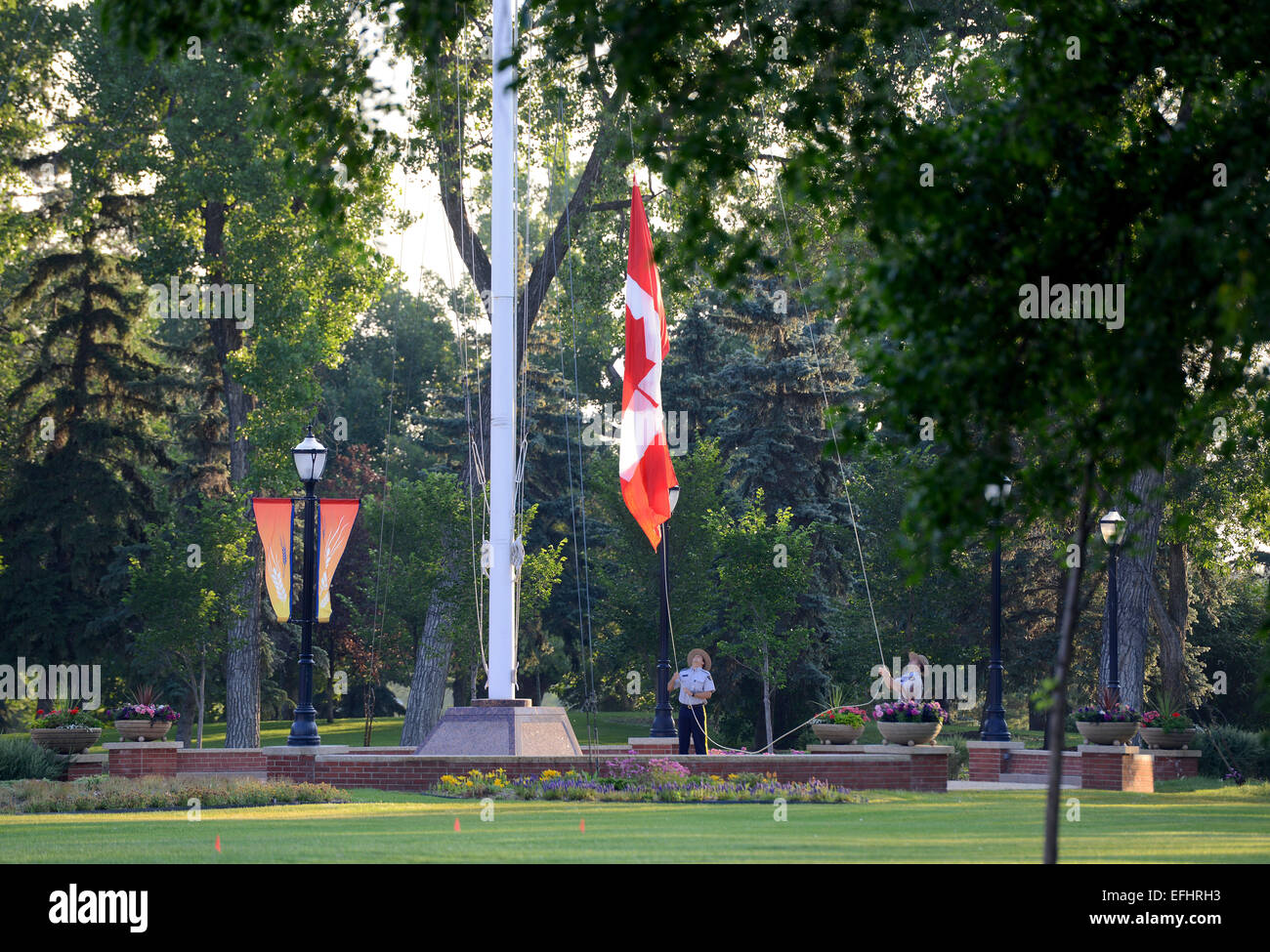 Anhebung der kanadischen Flagge am königlichen kanadischen montiert Polizei Depot, RCMP Ausbildungsakademie in Regina, Saskatchewan, Kanada Stockfoto