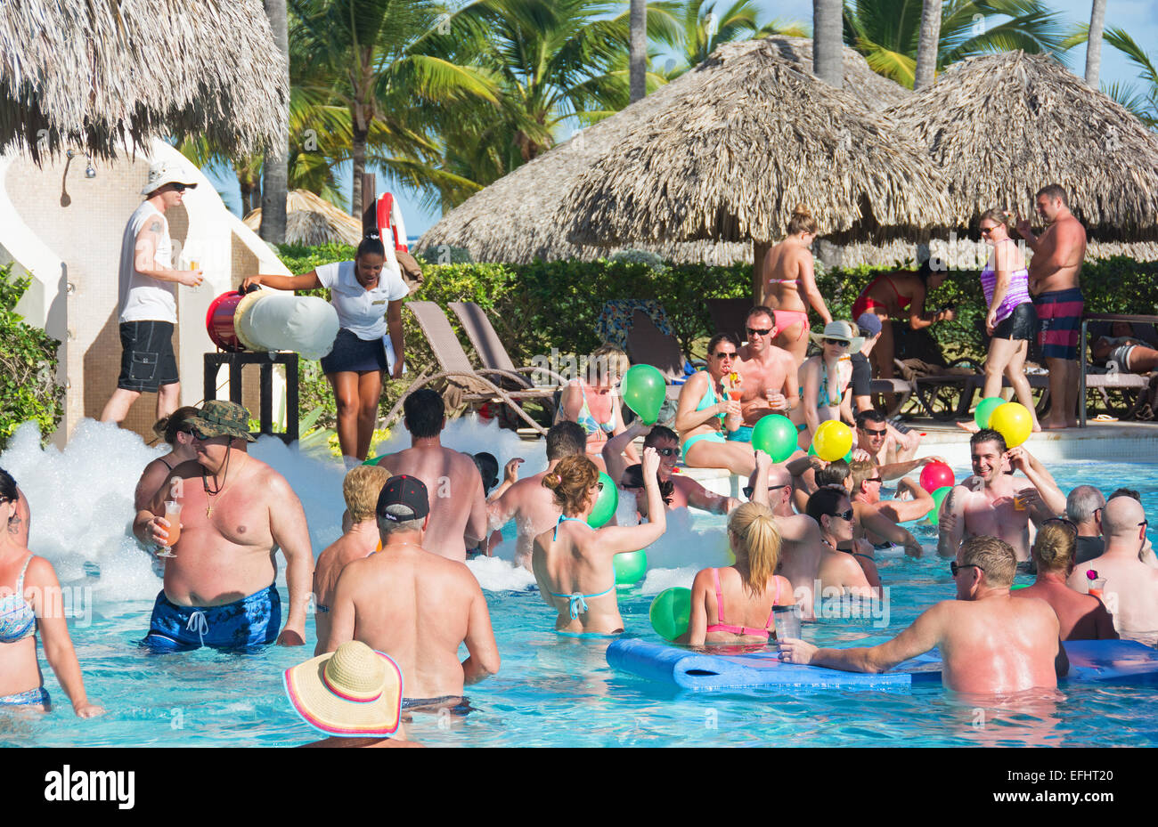 PUNTA CANA, DOMINIKANISCHE REPUBLIK. Urlauber in einem Schwimmbad Schaumparty. 2015. Stockfoto