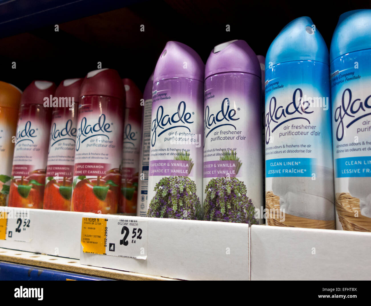 Dosen von Glade Marke Aerosol Spray Lufterfrischer auf einem Regal.  Desodorierenden Sprays für zu Hause. Stockfoto