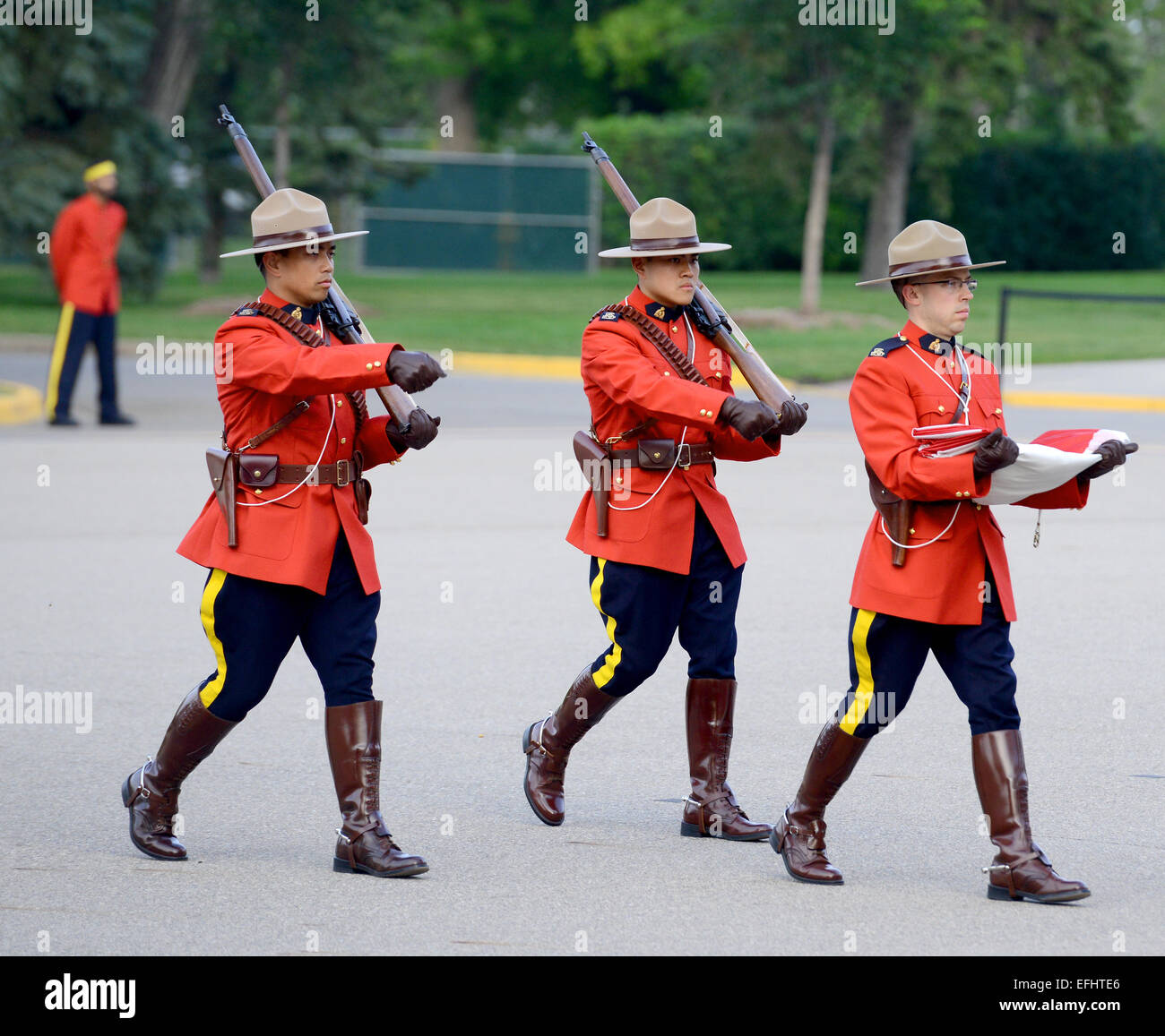 Mounties tragen die kanadische Flagge, Royal Canadian montiert Polizei Depot, RCMP Ausbildungsakademie in Regina, Saskatchewan, Kanada Stockfoto