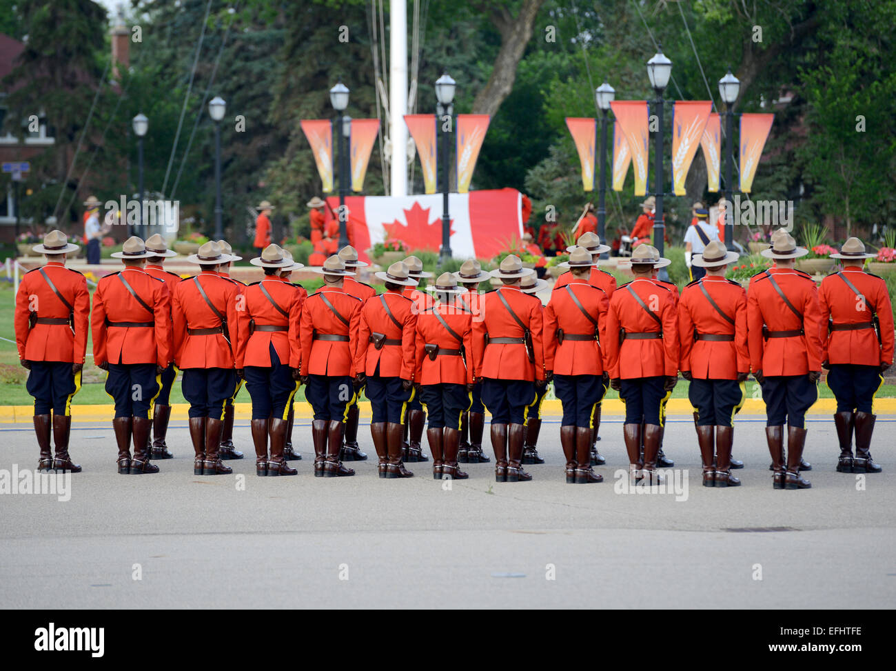 Kanadische Flagge wird abgesenkt, Royal Canadian montiert Polizei Depot, RCMP Ausbildungsakademie in Regina, Saskatchewan, Kanada Stockfoto