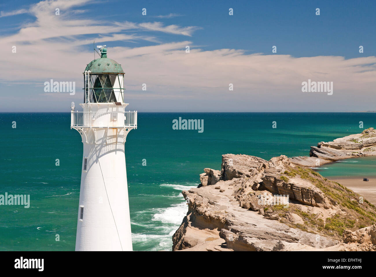 Castle Point Lighthouse, weißen Leuchtturm vor blau-grünes Wasser, Region Wellington, Nordinsel, Neuseeland Stockfoto