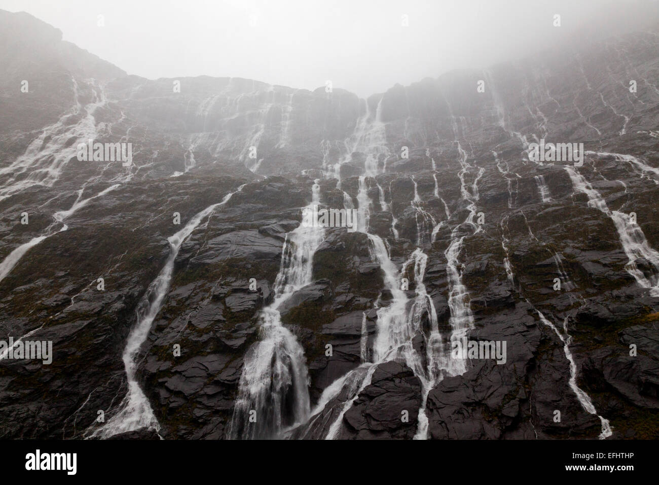 Wasserfälle, liefen eine Felswand nach Regen, Milford Sound, Südinsel, Neuseeland Stockfoto