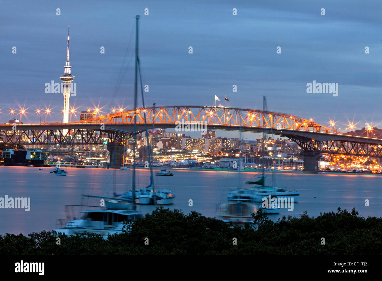 Auckland Harbour Bridge und die Skyline am Abend Hafen mit Segelbooten, Auckland, Nordinsel, Neuseeland Stockfoto