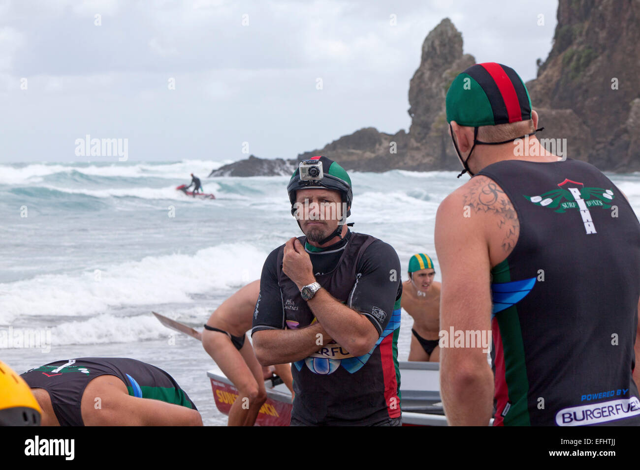 Surf-Boote am Strand, Tag der Giganten mit Mark Bourneville bei einem Wettbewerb, Lebensretter, Westküste, Auckland Region, Nr. Stockfoto