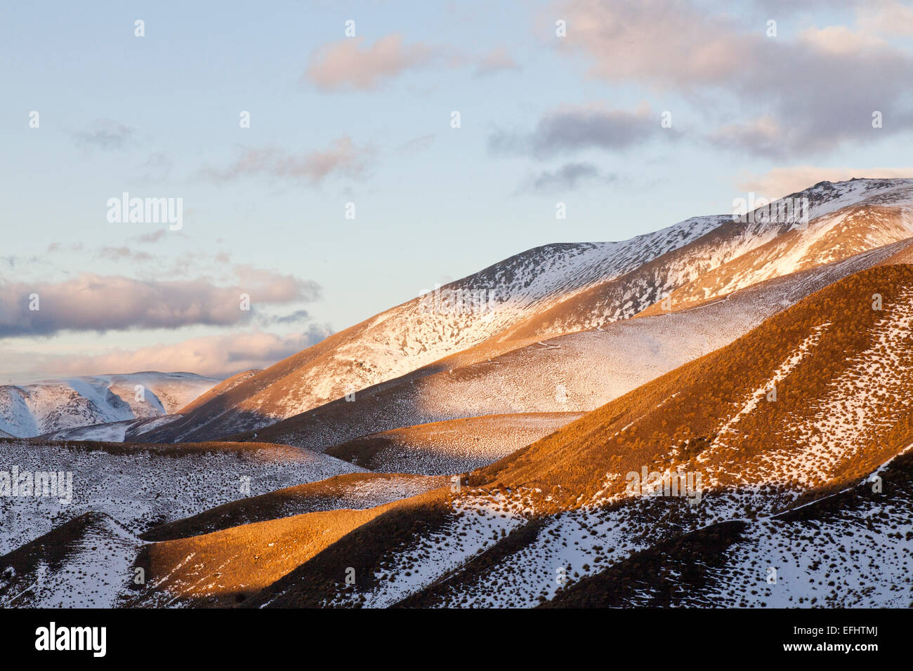Winter-Bergwelt am Lindis Pass, Otago, Südinsel, Neuseeland Stockfoto