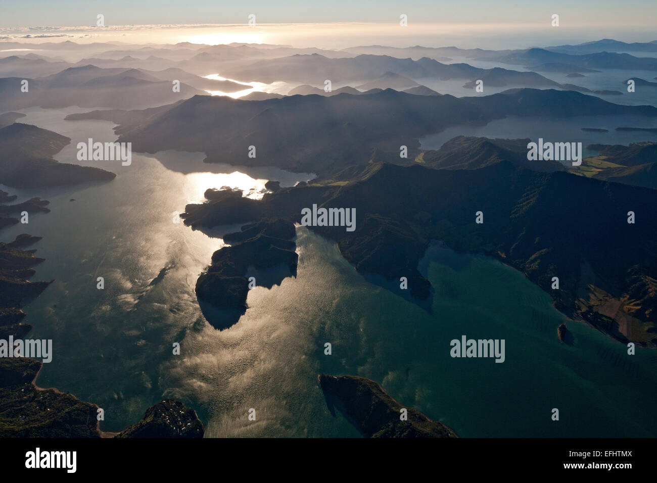 Luftbild von Buchten und Inseln in Marlborough Sounds mit Gegenlicht, Marlborough Sounds, Südinsel, Neuseeland Stockfoto
