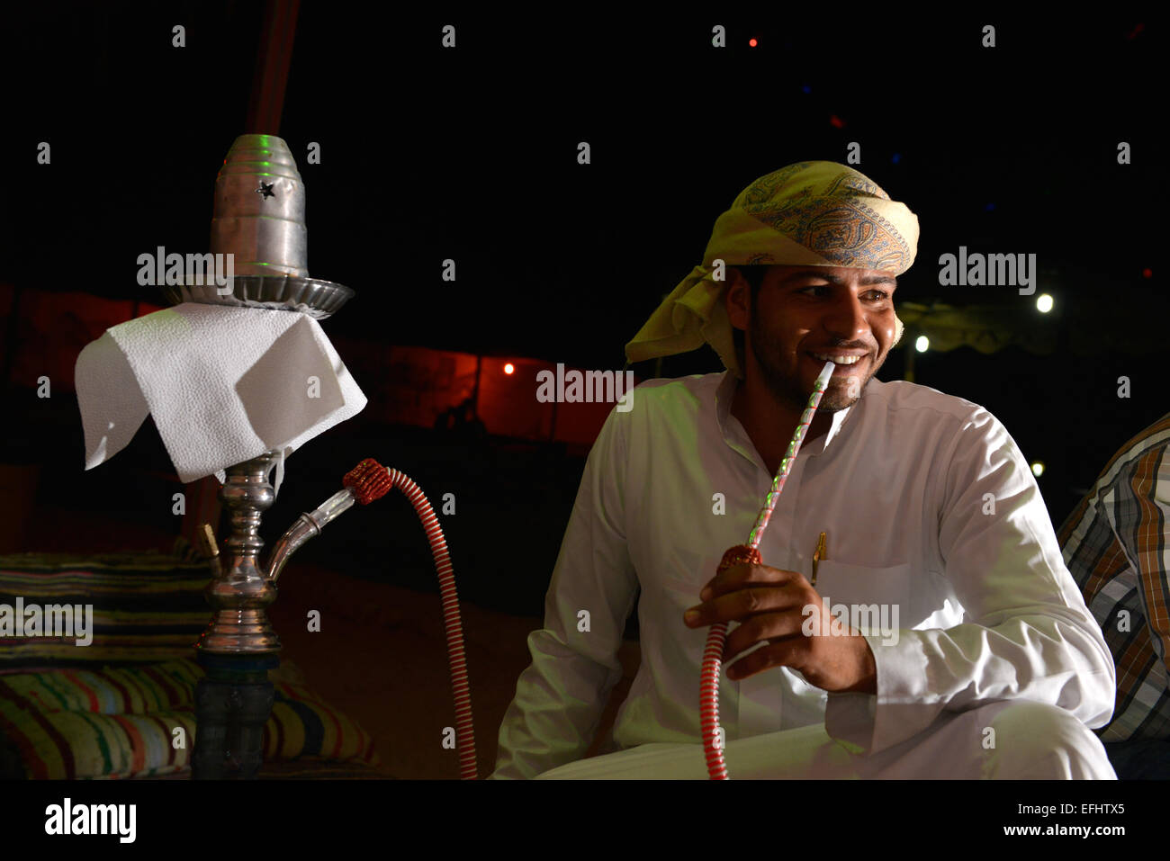 Shisha Rauchen einer Shisha-Pfeifen, Sheesha oder Hookah Rohr Mann Stockfoto