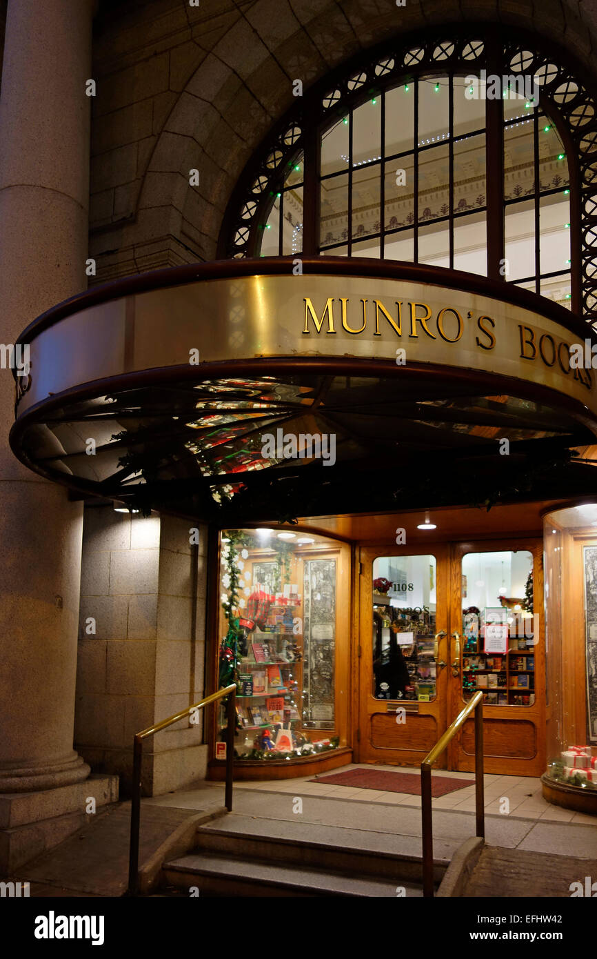 Munros Bücher Buchhandlung in der Innenstadt von Victoria, British Columbia, Kanada.  Außeneingang in den Abend zu Weihnachten. Stockfoto