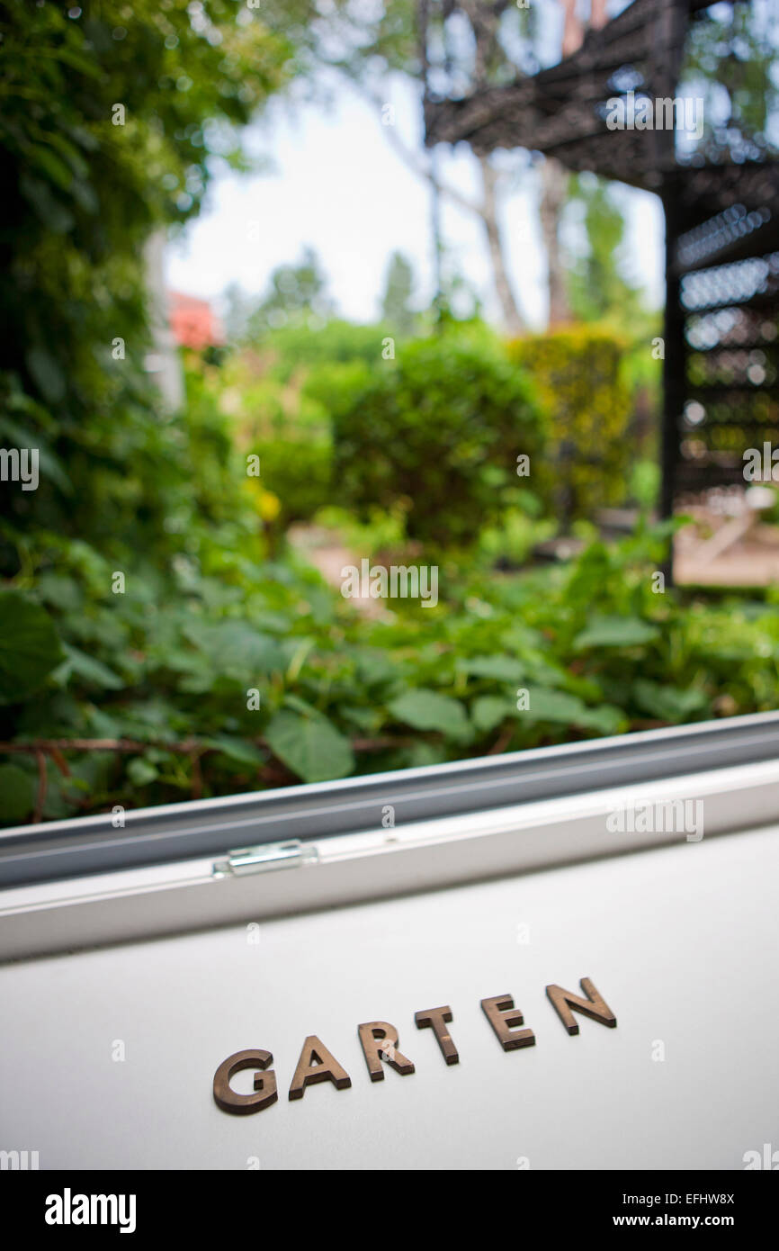 Glasscheibe mit dem Wort Garten, Fenster mit Blick auf den Garten, Wien, Österreich Stockfoto