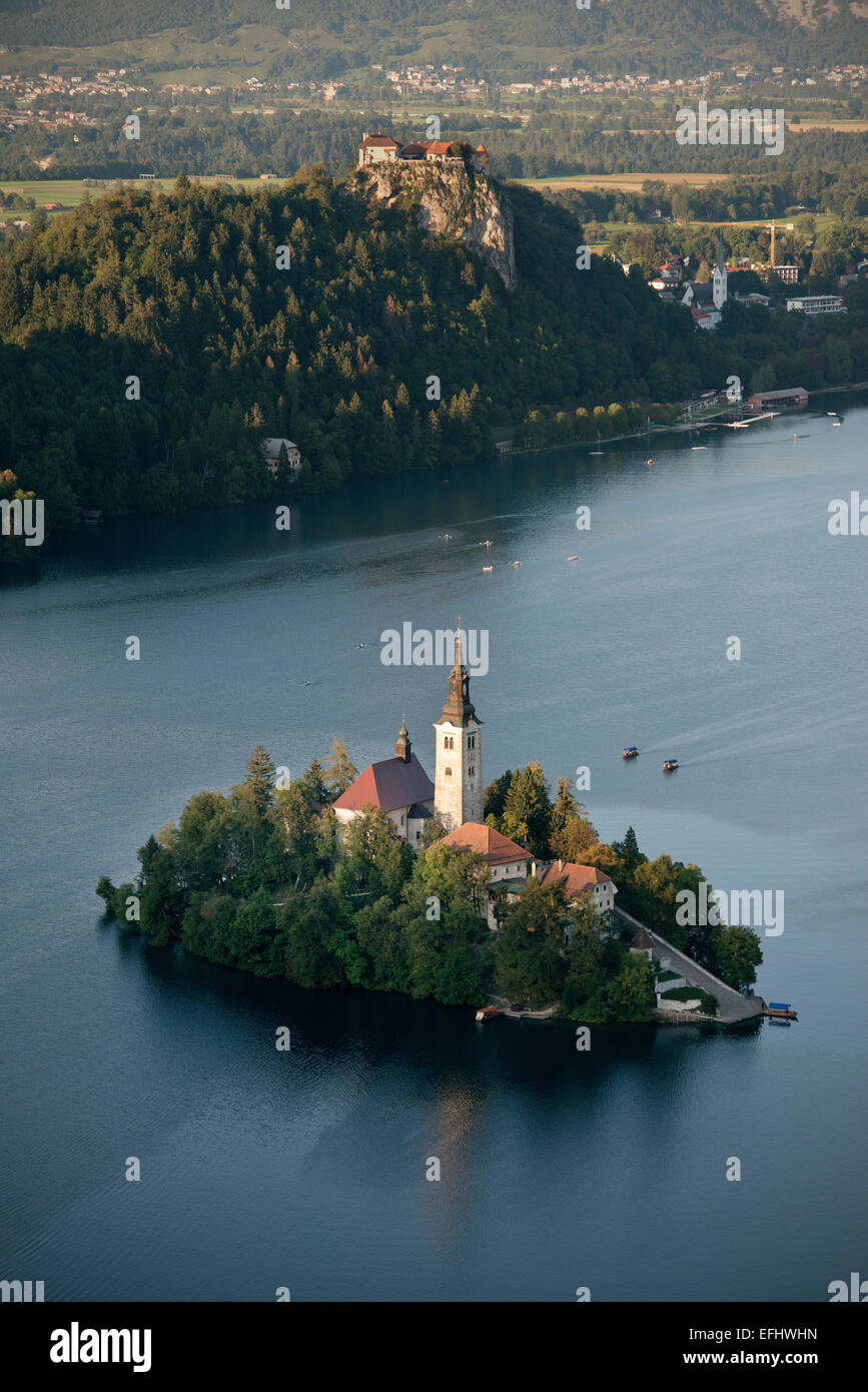 Blick auf St. Mary Church auf der winzigen Insel von Bleder See, Schloss, Osojnica Aussichtspunkt, Julischen Alpen, Gorenjska, Slowenien Stockfoto