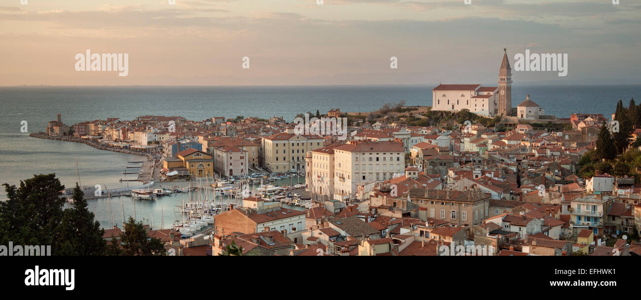 Stadtpanorama von Piran mit Pfarrei Kirche von St. Georg, Adria Küste, Mittelmeer, Primorska, Slowenien Stockfoto