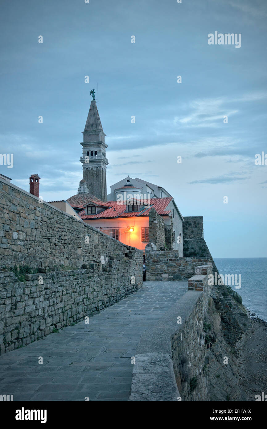 Pfarrkirche von St. Georg in Piran, Dämmerlicht, Adria Küste, Mittelmeer, Primorska, Slowenien Stockfoto