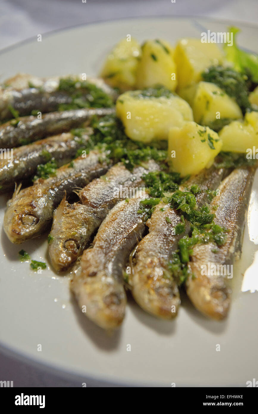 Gegrillte Sardinen mit Kartoffel-Teller, Adria-Küste, Mittelmeer ...