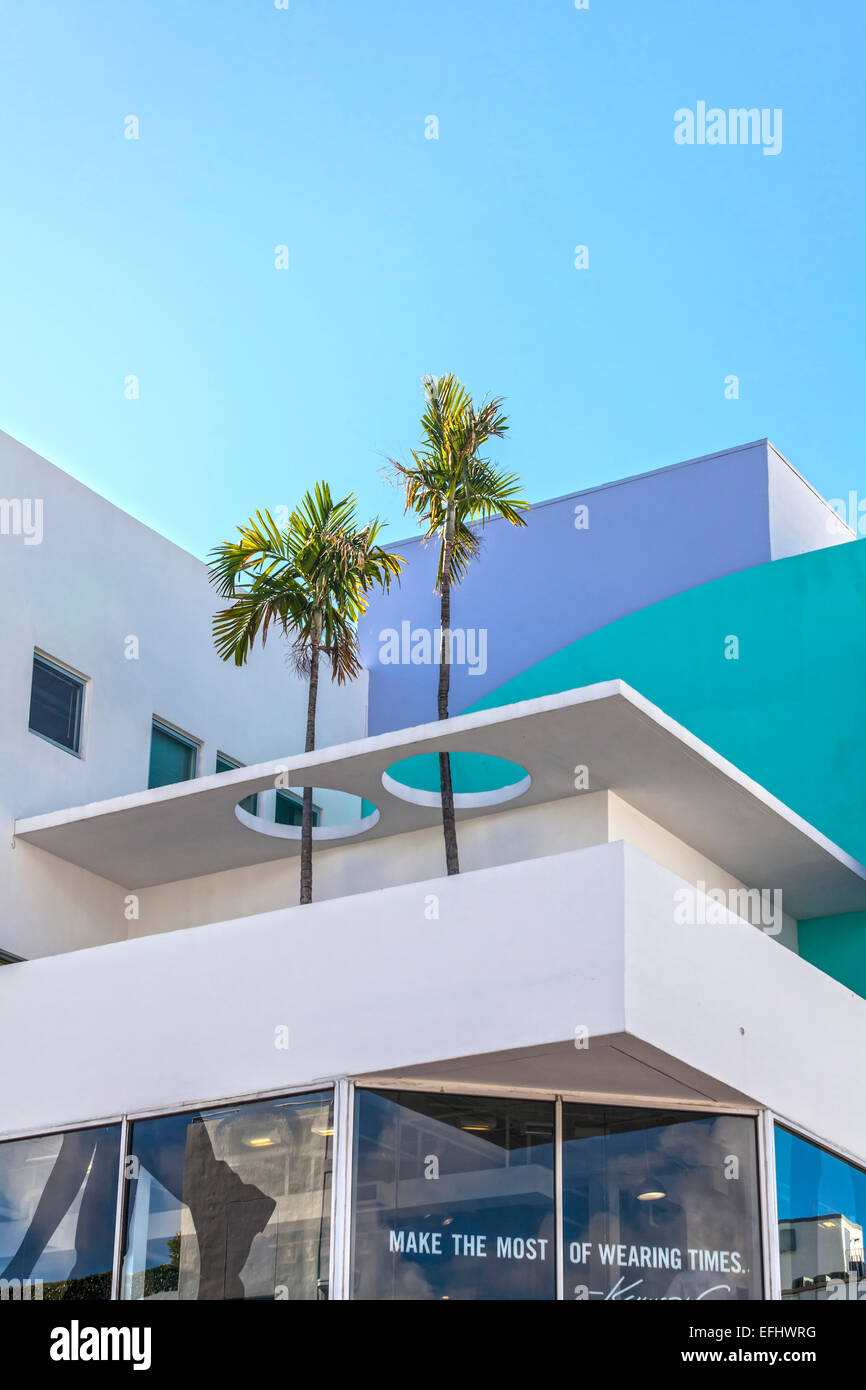 Moderne Architektur mit Palmen auf der Collins Avenue, Art Deco District, South Beach, Miami, Florida, USA Stockfoto