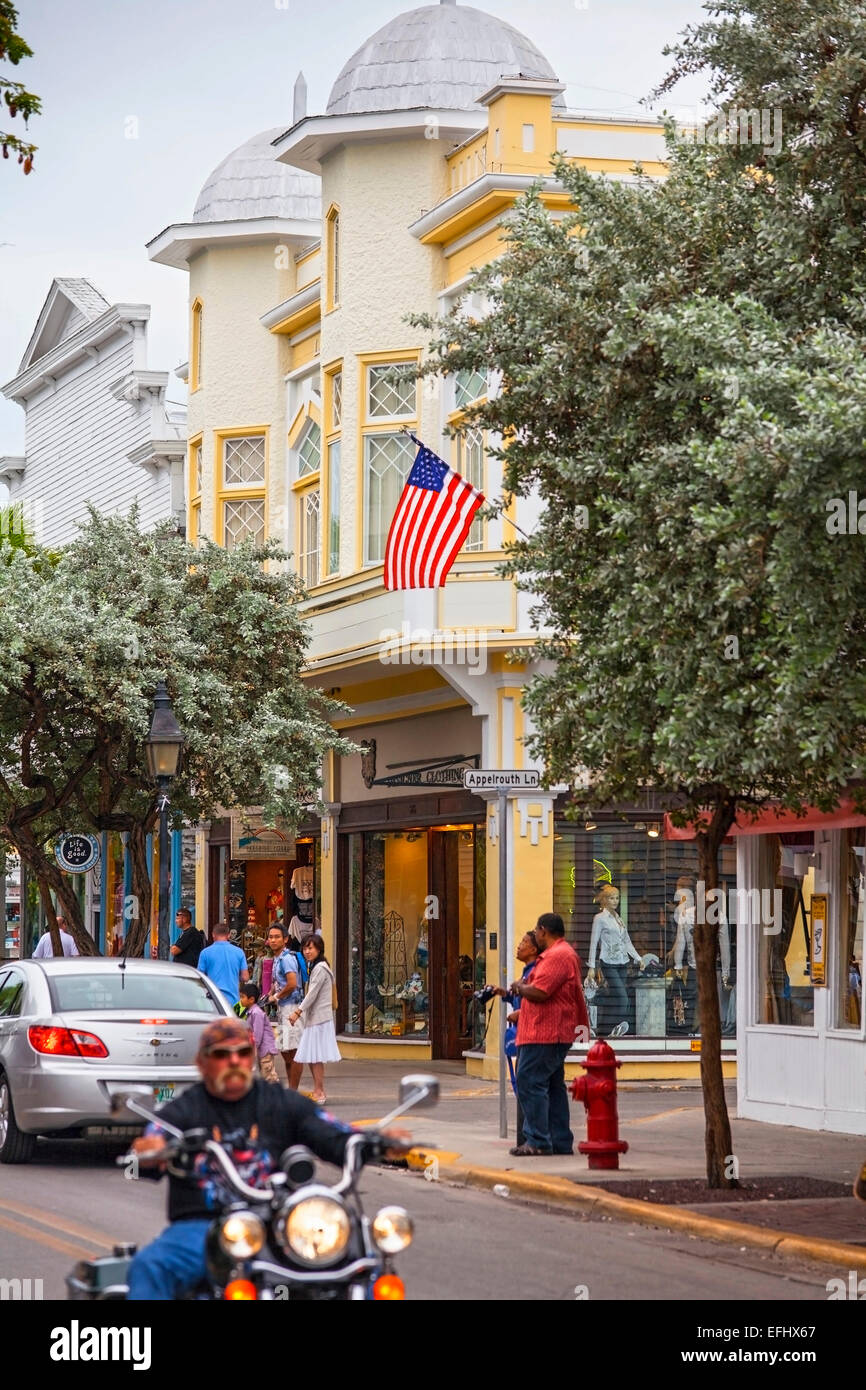 Harley Davidson Motorrad Fahrer am Main shopping street Duval Street, Key West, Florida Keys, USA Stockfoto